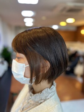 アークスヘアー 艶べージュ大人インナーカラー耳掛け切りっぱなし大人ボブ