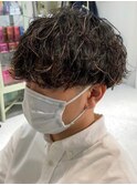 波巻きスパイラルツイストパーマセンターパートメンズマッシュ