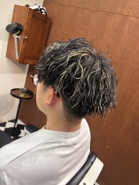 フランクス バーバー ウエストトウキョウ 吉祥寺店(FRANK’S BARBER WEST TOKYO) 波巻きツイストスパイラルリバースセンターパートニュアンスパT