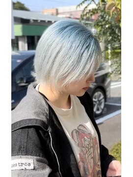 カルム(calme) ウルフカット/水色カラー/ライトブルー／ホワイトカラー