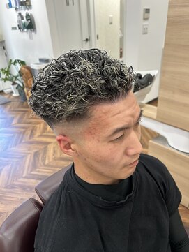 ヒカリ バイ イサミ 西川口(Hikari by ISAMI) 韓国マッシュスペインカールスパイキーショート〈理容室〉西川口