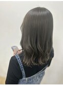 アッシュグレージュカラー／大人 可愛いミディアム