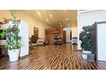 アンティルヘアールーム 福島店(until hair room)の雰囲気（広々空間。ナチュラルで、アットホームな雰囲気。）