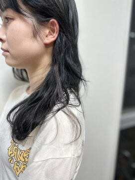 ジウ 上通り(JIU) 20代30代小顔ゆるふわセミロングインナーカラーシルバーベージュ