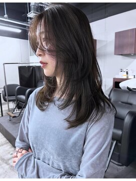 ピア ヤクイン(Pia Yakuin) トレンドレイヤーカット/ハッシュカット/オリーブカラー