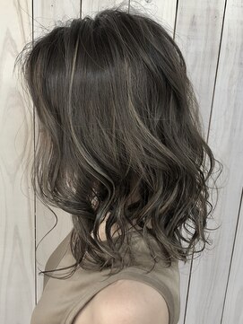 ローウェル(Rowel) ハイライト×アッシュグレー×ミディアムロブ