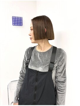 イラカ(elaka) ライトブラウン×イルミナカラー×切りっぱなしボブ×ミニボブ