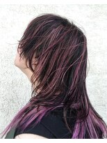 フロクシノーシナイヒリパイリフィケーション(Floccinaucinihilipilification)&nbsp;ピンクライトとウルフヘア