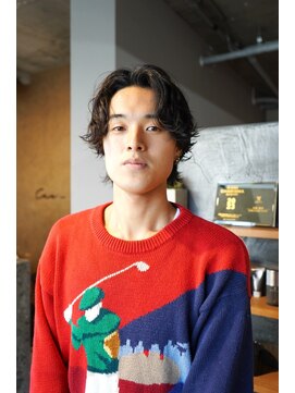 キュー(Cue_) 外国人風スパイラルニュアンスセンターパートパーマ 1 【影山】