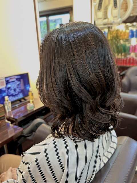 扱いが難しいミディアムヘアもパーマをかけて可愛くイメチェン！