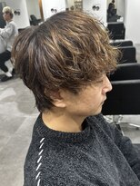 ヒュイル バイ ニアウ(Hwyl by Niau) メンズマッシュウルフパーマ波巻パーマスパイラルパーマ刈り上げ