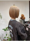 ハニーベージュハイトーンカラ―小顔ショートボブ