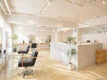 デイズ(DAY’S)の雰囲気(白、木目を基調とした優しい雰囲気の店内です♪)