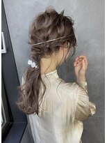 ローポニーアレンジ　ポニーテール　ペールベージュ