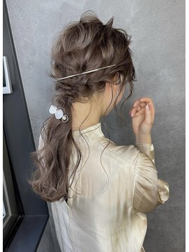 アイユー(ii+U) ローポニーアレンジ　ポニーテール　ペールベージュ