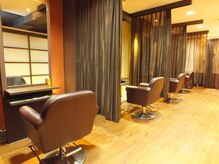 ヘアーデザイン プラス ゴールデンロック(HAIR DESIGN + GOLDEN ROCK)の雰囲気（和テイストの店内と仕切られた寛ぎの空間♪[縮毛矯正,髪質改善]）