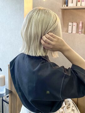 ブローフィー(Blowfy) 【 Blowfy 】ホワイトベージュ 切りっぱなしボブ