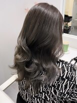 ハチ(HACHI)&nbsp;オリーブ系カラーで”透明感”たっぷりスタイル