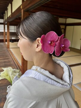 モカラ バイ レーコ(mokara by REKO) タイトシニヨン×胡蝶蘭