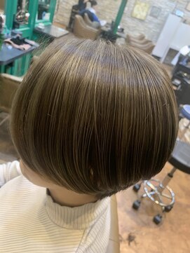 ヘアーラウンジ アンフィ 井土ヶ谷(Hair Lounge Anphi) ハイライト　ハンサムショート　白髪ぼかし