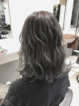 ジゼル(GiseL) スモーキーシルバー/ダブルカラー/ブリーチ/髪質改善/ハイライト