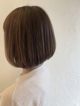 イームズ(EAMES) 丸み前下がりボブ