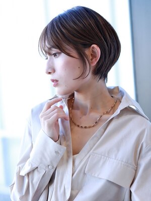 【大人可愛いショートヘアが大人気☆】カット+根本カラ-+ライトトリ-トメント￥7700 小顔効果も抜群！