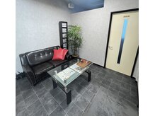 〈待ち合いスペース〉