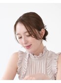 ピンクベージュ後れ毛が可愛いゆるシニヨンアレンジ
