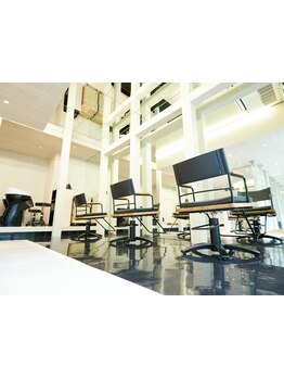 細部までこだわりぬいた上質空間で似合うスタイルを提案。そんな特別なサロンtimeをお過ごしください。