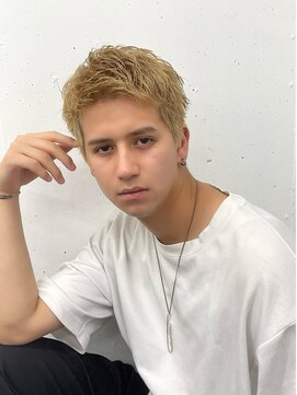 アーリー(Ali'i) スパイキーショートアップバングブリーチカラー刈り上げフェード