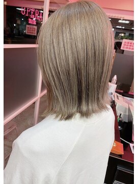 イルウィ(irwi) 【トレンド】ブリーチカラー　ベージュカラー　ミディアムボブ