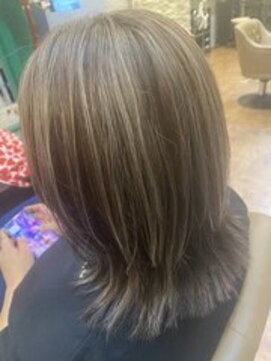 ヘアーラウンジ アンフィ 井土ヶ谷(Hair Lounge Anphi) コントラスト感抜群☆シルバーベージュハイライト&レイヤー