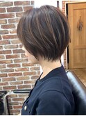 ハンサムショートレイヤーカットミルクティーベージュハイトーン