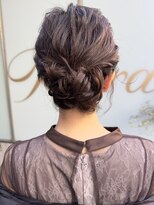 〈Tierra毛利仁美〉ドレスにも和装にも合うシニオンヘア