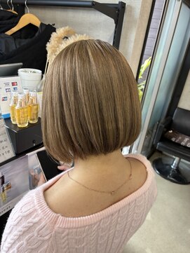 トリコ(ToricO) ミルクティーベージュ　切りっぱなしボブ　全頭ブリーチ