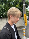 毛流れヘア金髪ナチュラルセンターパートツーブロックハイトーン