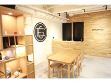 エル ガーデン(elle garden)の雰囲気（木目調が落ち着く西海岸のカフェをイメージした上質空間）