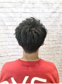 細い毛束と刈り上げでスッキリ見せたメンズショートスタイル