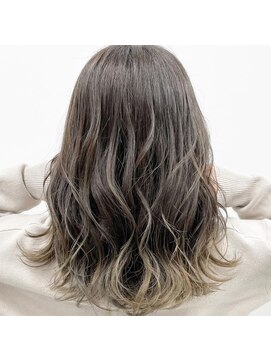 アライブ キチジョウジ(ALIVE Kichijoji) 派手すぎない筋感のナチュラルバレイヤージュ