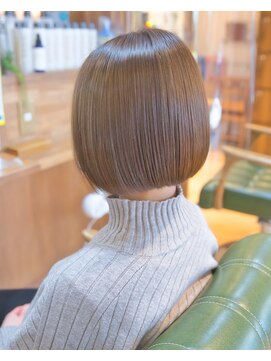 スリーク(sleek) 前下がりボブ