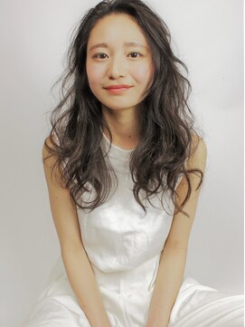 アンメイビー(UNMAYBE) モノトーングレージュ_波巻き_キレイめカジュアル_アースカラー