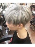 フェザーカット×ホワイトシルバー×アディクシーカラー