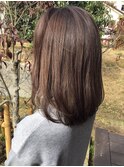 うち巻きアッシュベージュ小顔レイヤーカット可愛さ演出
