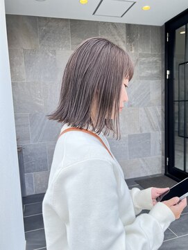 メゾン アヴァロ(Maison Avallo) 透け感漂うシースルー切りっぱなしボブ