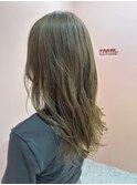 明るめグレージュ ミディアムヘア ブリーチカラー