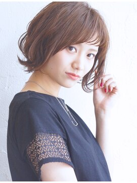 シェリー(Shelly) セミウエットな質感のシースルーカールボブ