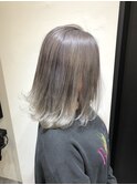 前下がりハイトーングレージュ