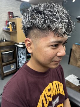 エニシ(ENISHI) スキンフェード&メッシュカラー&スペインカール