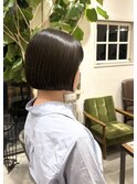 透明感のあるオリーブブラウンでナチュラルなミニボブに♪